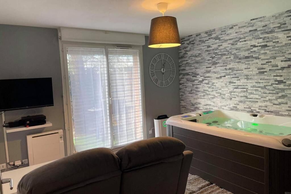 Appartement Joli T2, jacuzzi, jardin et parking privés, métro à Toulouse Extérieur photo